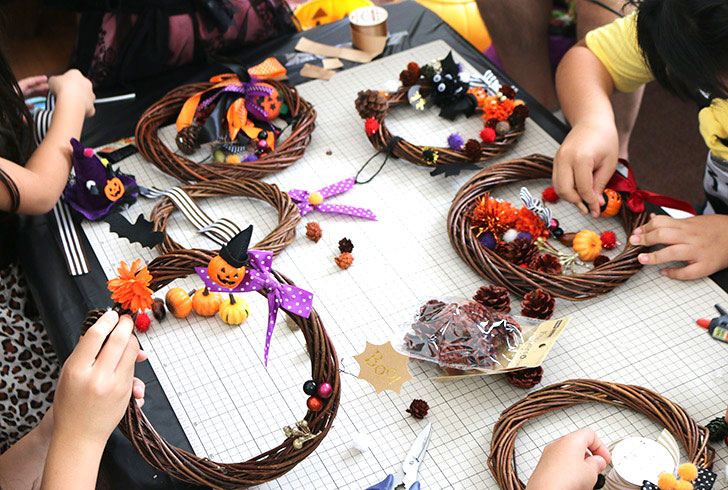 子どもと一緒にハロウィン工作を楽しもう!ハロウィンリース作りのワークショップ