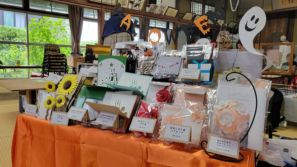 西荻手しごと市　館内　ブース　ハピバクラフトのディスプレイ