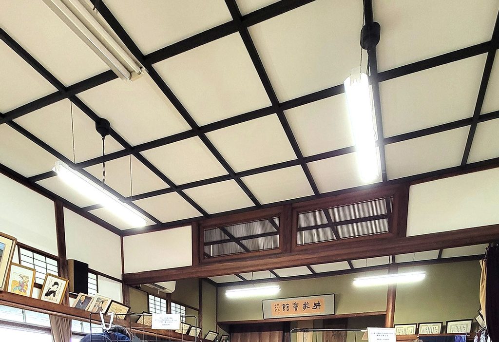 西荻手しごと市　館内　高い天井