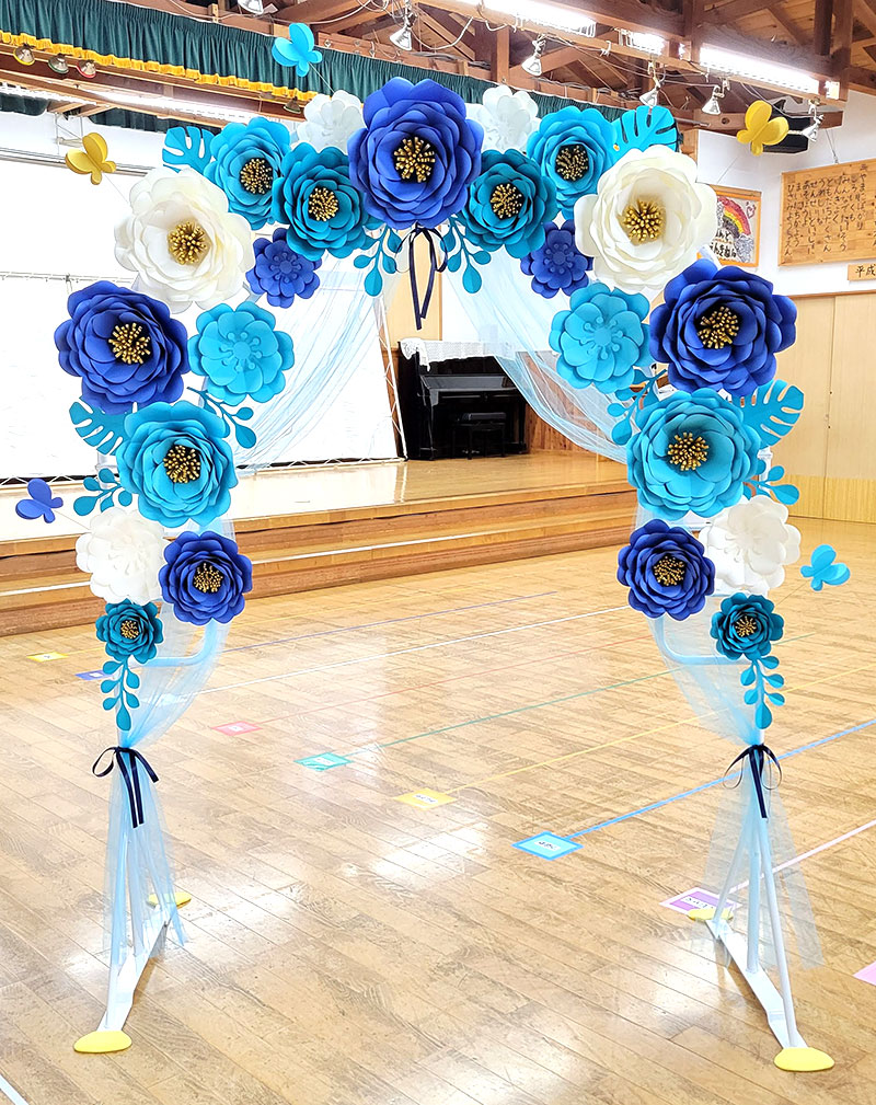 【クール&ガーデン】ブルーで統一する大人シックな卒園装飾 アーチ飾り