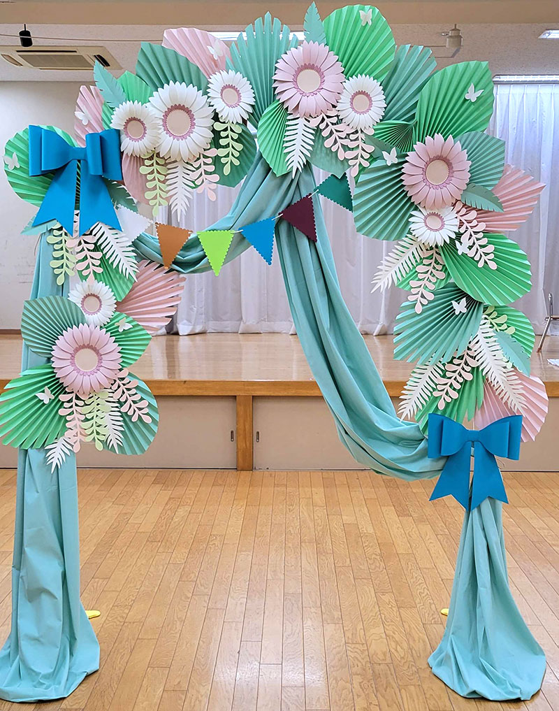 シックグリーン 卒園式トータルコーデ アーチ飾り