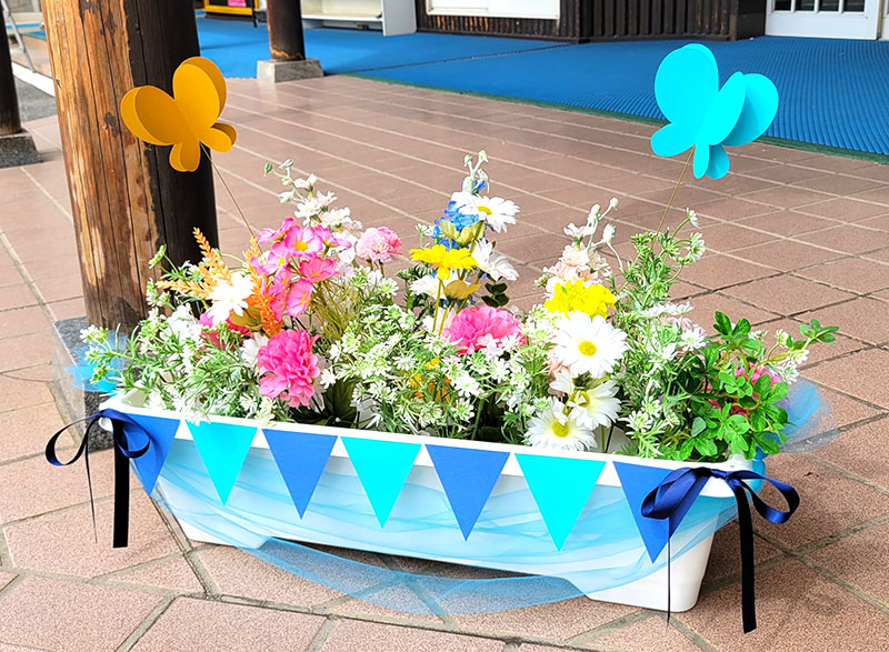 【クール&ガーデン】ブルーで統一する大人シックな卒園装飾 鉢花飾り